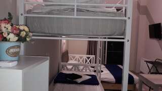 Хостелы 10 Fontana House Mykonos Одесса Четырехместный номер с балконом-14