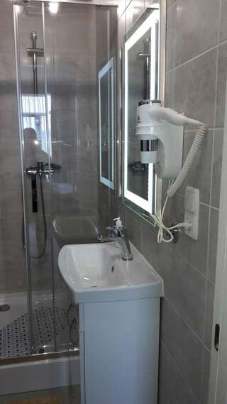 Хостелы 10 Fontana House Mykonos Одесса Четырехместный номер с балконом-1